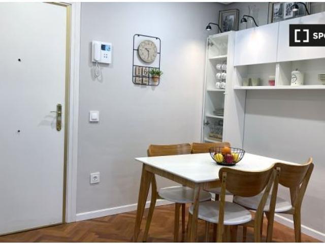Se alquila apartamento de 1 dormitorio en Berruguete, Madrid. Algunos gastos incluidos