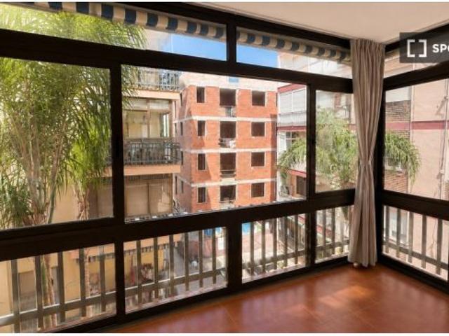 Se alquila apartamento de 2 dormitorios en Almuñécar, gastos incluidos