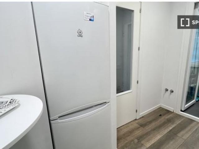 Se alquila apartamento de 2 habitaciones en Adelfas