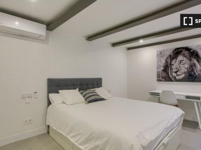Se alquila apartamento de 2 habitaciones en Almagro, solo para profesionales