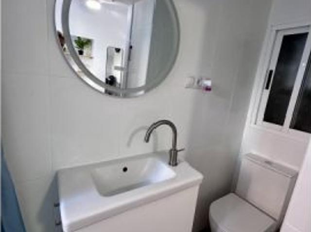 Se alquila apartamento de 2 habitaciones en Cártama, gastos incluidos, ideal para parejas