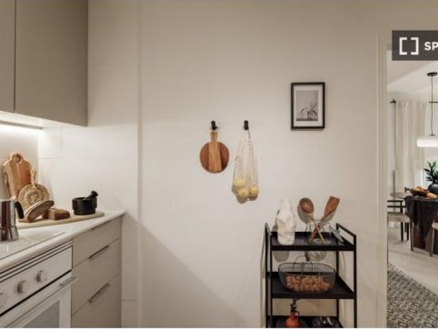 Se alquila apartamento de 2 habitaciones en El Poble Sec, se admiten parejas