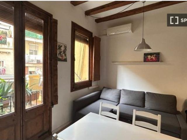 Se alquila apartamento de 2 habitaciones en El Raval, ideal para parejas