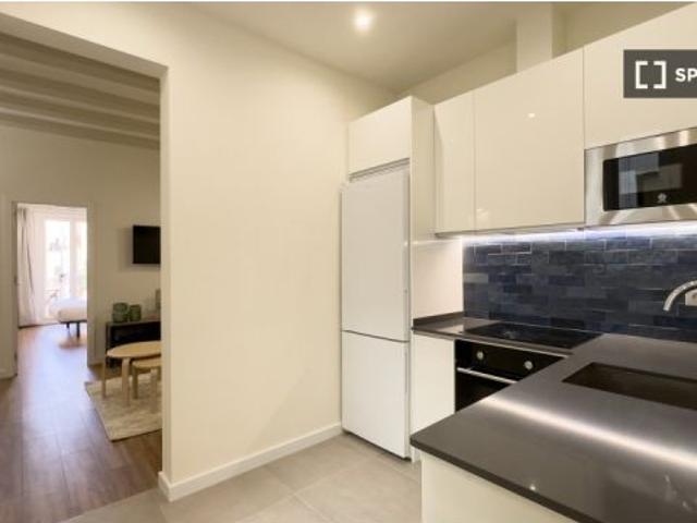 Se alquila apartamento de 2 habitaciones en El Raval. Ideal para profesionales y parejas