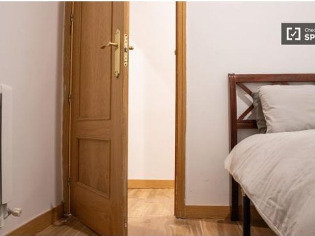 Se alquila apartamento de 2 habitaciones en piso compartido en Embajadores, todos los gastos incluid