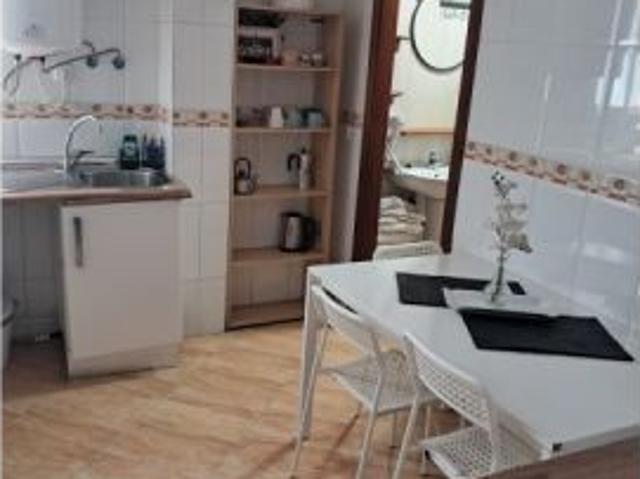 Se alquila apartamento de 2 habitaciones en San Isidro, gastos incluidos