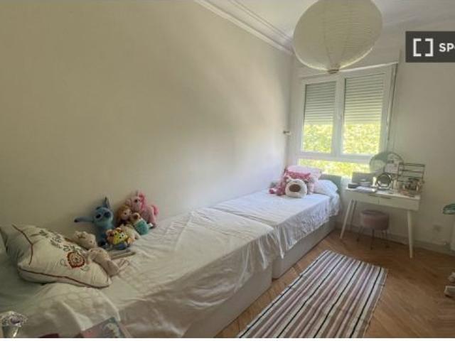 Se alquila apartamento de 4 habitaciones en Cuatro Caminos, gastos incluidos