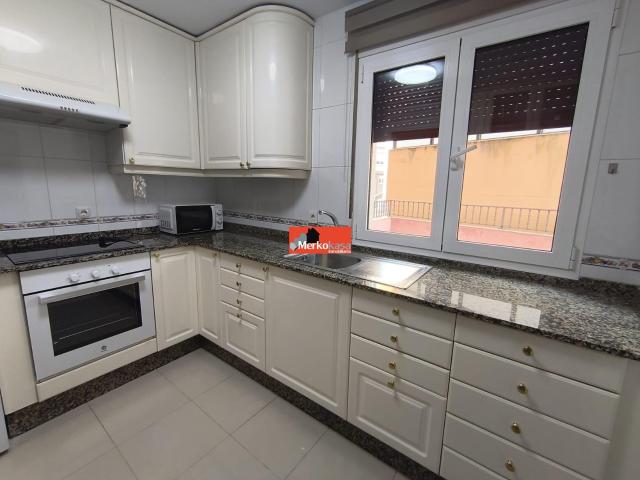 SE ALQUILA APARTAMENTO LUMINOSO CERCA DE PLAZA AGUAS FÉRREAS