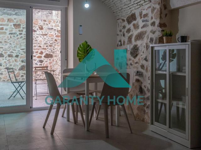 ¡SE ALQUILA APARTAMENTO REFORMADO CON PATIO PRIVADO EN CASCO ANTIGUO!