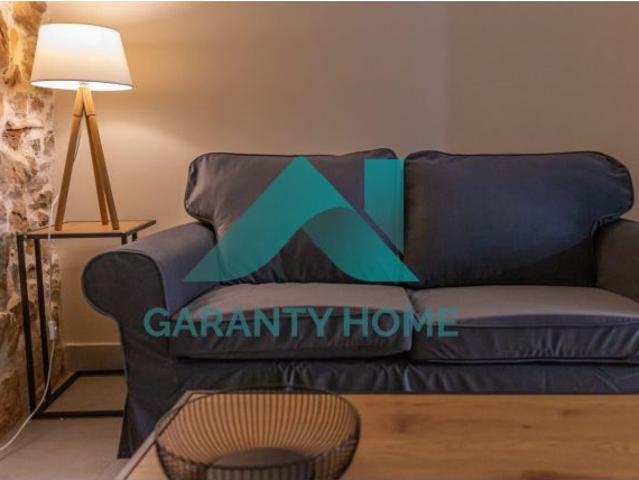 ? ¡SE ALQUILA APARTAMENTO REFORMADO CON PATIO PRIVADO EN CASCO ANTIGUO!