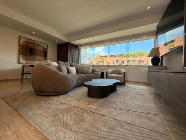 Se alquila apartamento 110m2 2H/2.5b/2P Campo Alegre