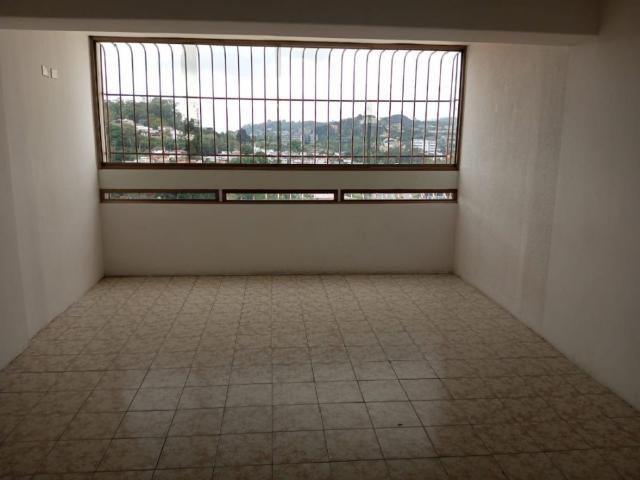 Se alquila apartamento 98m2 San Antonio 6985