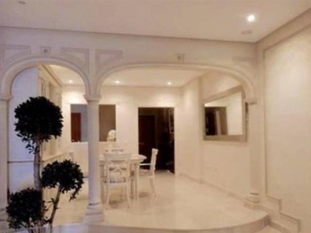 Se alquila apto con jardín puerto banús