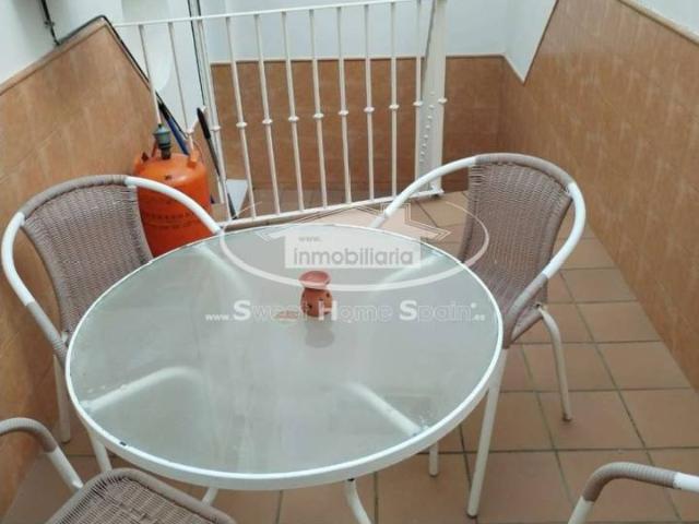 SE ALQUILA BUEN PISO BAJO CERCANO AL CENTRO CON PATIO, GARAJE Y TRASTERO EN JULIO Y AGOSTO Y CURSO ESCOLAR