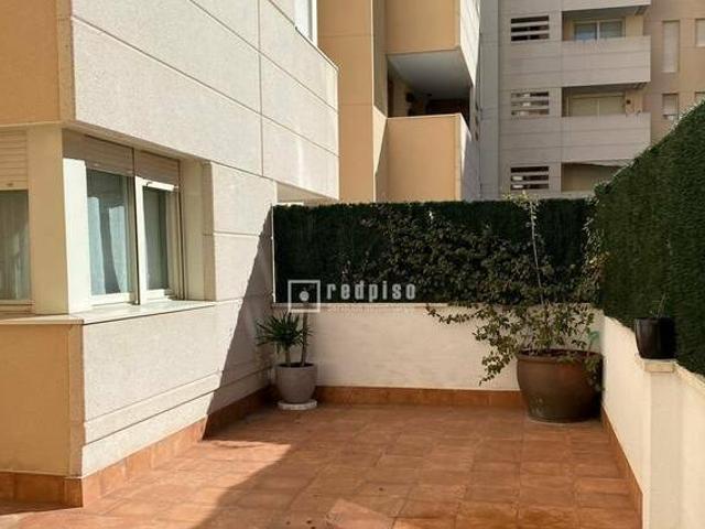 SE ALQUILA BAJO 2 HABITACIONES CON TERRAZA DE 45 METROS