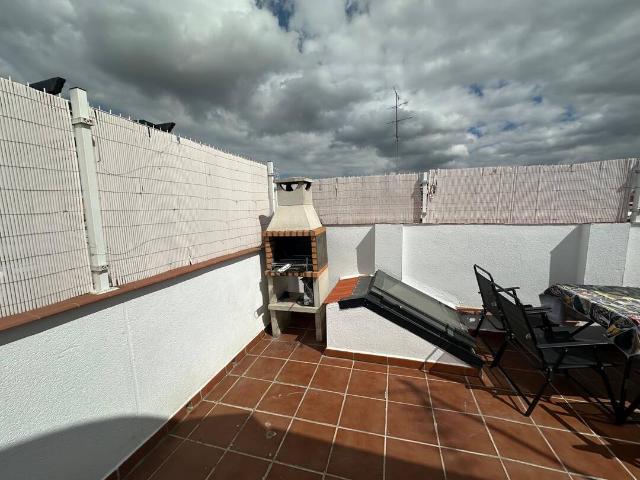 SE ALQUILA BONITO APARTAMENTO REFORMADO CON TERRAZA!