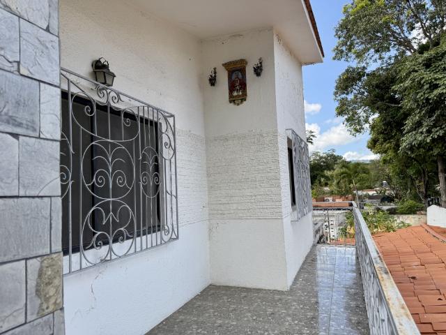 Se Alquila casa/674M2/6h+s/3b+s/8p/La Floresta/4055