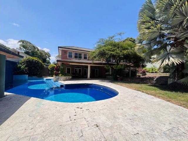 Se alquila casa 2000 5H+S/5.5B+S/12P Country Club