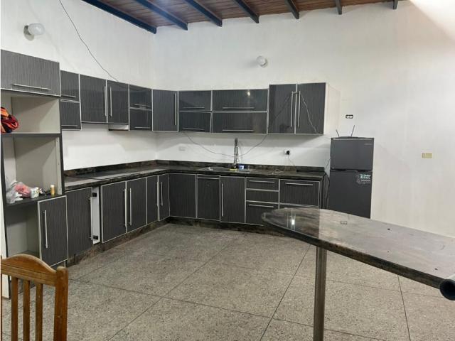 SE ALQUILA CASA DOS NIVELES AV JESUS SUBERO VE45 246ET LGUE