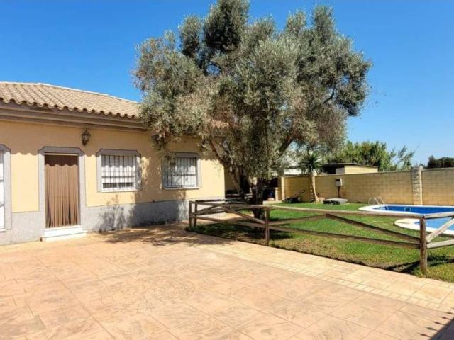 SE ALQUILA CASA DE 2 DORMITORIOS CON PISCINA PARA ESTANCIA ESCOLAR O DE INVIERNO EN CAMINO DE LA REYERTA SANLUCAR A 750