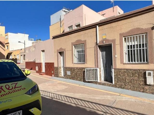SE ALQUILA CASA PLANTA BAJA DE SEPTIEMBRE A JUNIO CURSO ESCOLAR