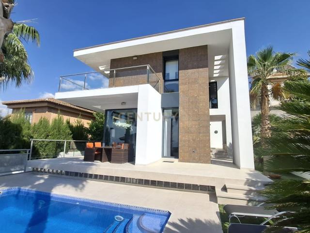 Se alquila chalet amplio y luminoso, con todas las comodidades, ideal para familias. Dispone de jardín, terraza y aparcamiento, en una zona tranquila y bien comunicada. Listo para entrar a vivir