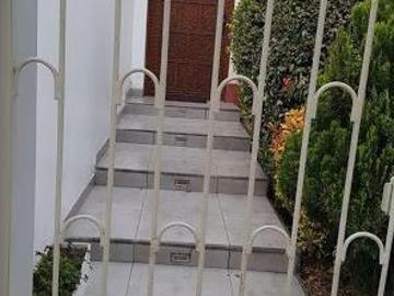 SE ALQUILA COMODA CASA DE DOS PISOS TIPO DUPLEX EN CALLE AVOGADRO SAN BORJA