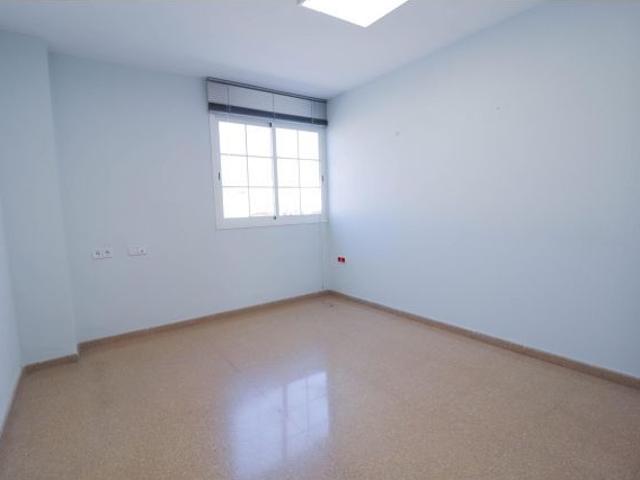 SE ALQUILA CON OPCIÓN A COMPRA AMPLIA OFICINA EN VILLA INÉS HUÉRCAL DE ALMERÍA