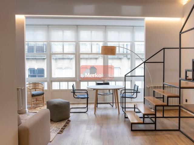 SE ALQUILA DÚPLEX DE DISEÑO Y REFORMADO SIN ASCENSOR DE CORTA ESTANCIA EN CENTRO AMURALLADO