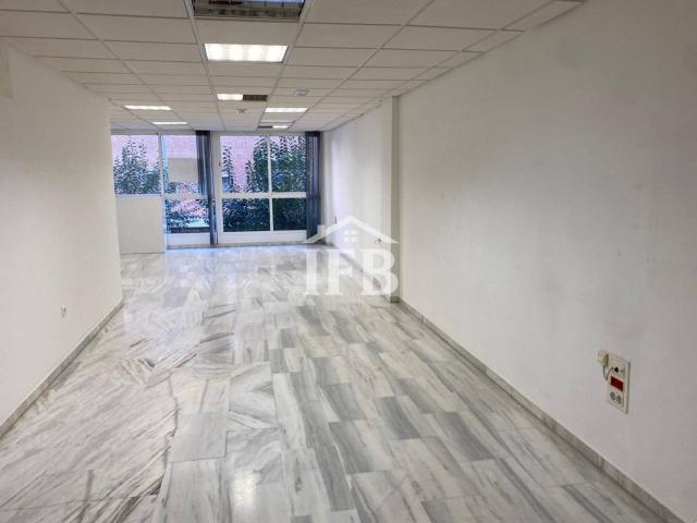 Se alquila entreplanta muy bien situada, a escasos metros de El Corte Inglés