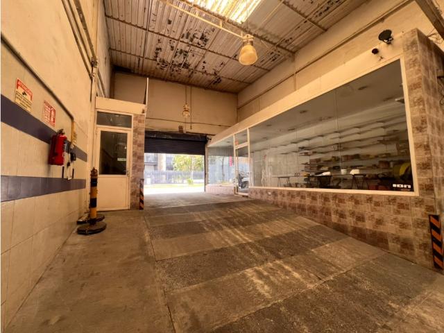 Se Alquila Espacioso Local Comercial 328m² con Mez. Chacao BB