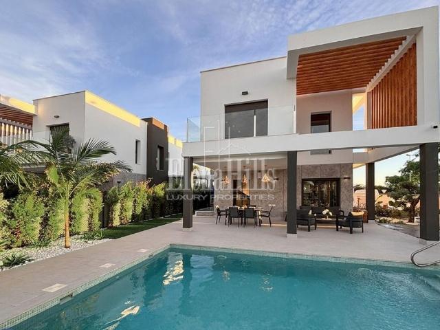 SE ALQUILA ESPECTACULAR VILLA CON PISCINA PRIVADA