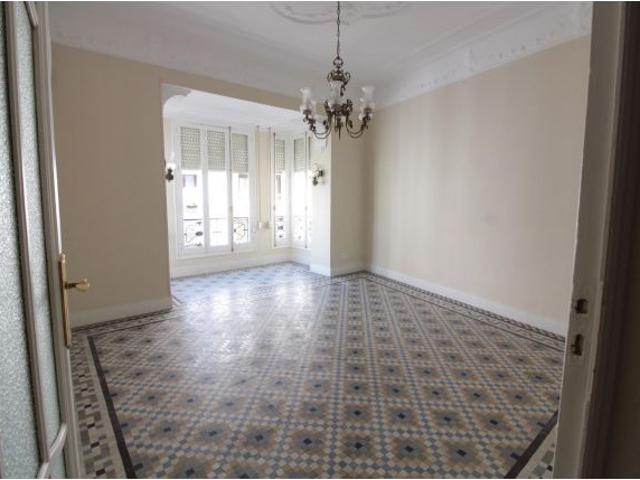 Se alquila esta elegante vivienda en el barrio de San Francesc