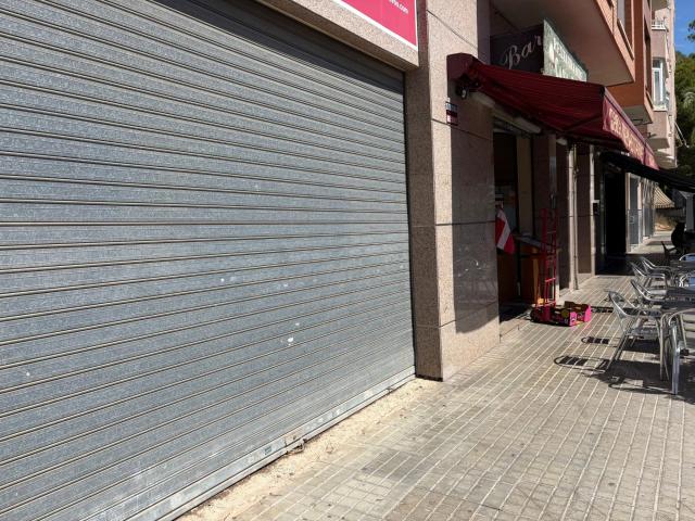 Se alquila este magnífico local en la Avenida de Illice de Torrellano, con salida de humos, techos altos.