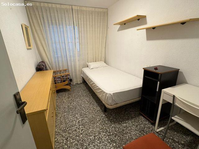 Se alquila este piso con 5 habitaciones en edificio con ascensor en zona sector Quinto!