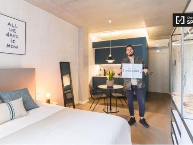 Se alquila estudio amueblado en Co living en Diputació 453