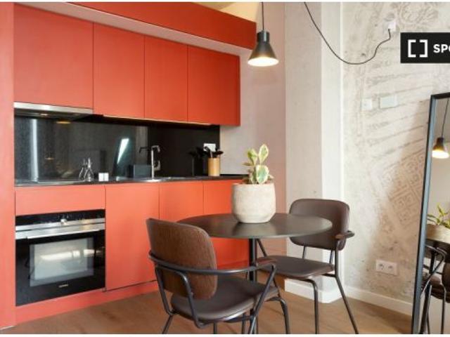 Se alquila estudio amueblado en Co living en Diputació 453