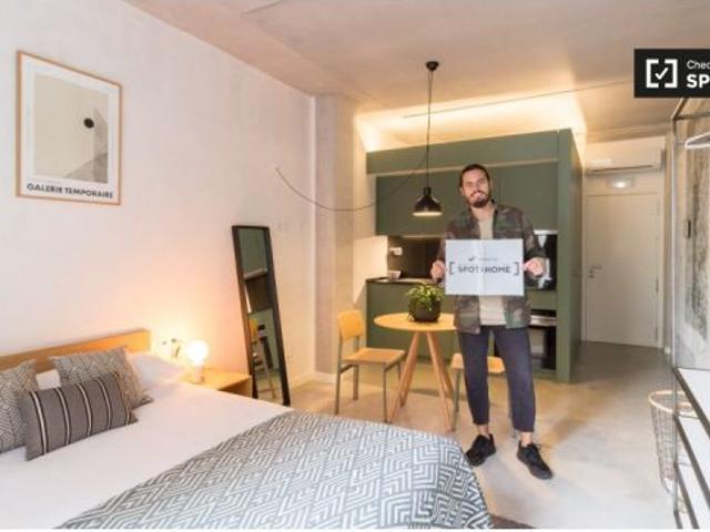 Se alquila estudio amueblado en Co living en Diputació 453