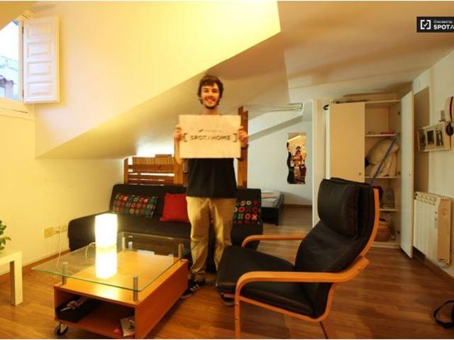 Se alquila estudio en Palacio, todos los gastos incluidos