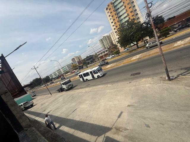Se Alquila Galpón Con Local Comercial En Barquisimeto Edo Lara