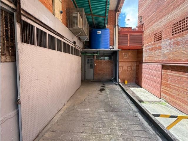 Se alquila galpón industrial 700m2 El Llanito 1464