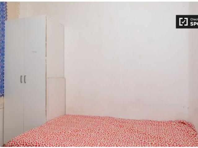 Se alquila gran habitación en apartamento de 8 dormitorios en Argüelles