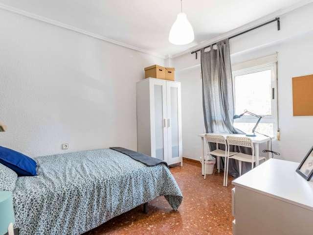 Se alquila habitación compacta en apartamento de 9 habitaciones en Mestalla