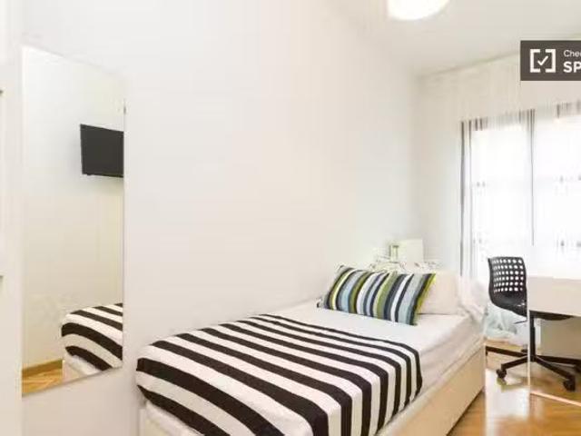 Se alquila habitación compartida en Castillejos, Madrid