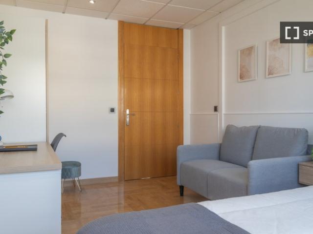Se alquila habitación compartida en Cuatro Caminos, Madrid