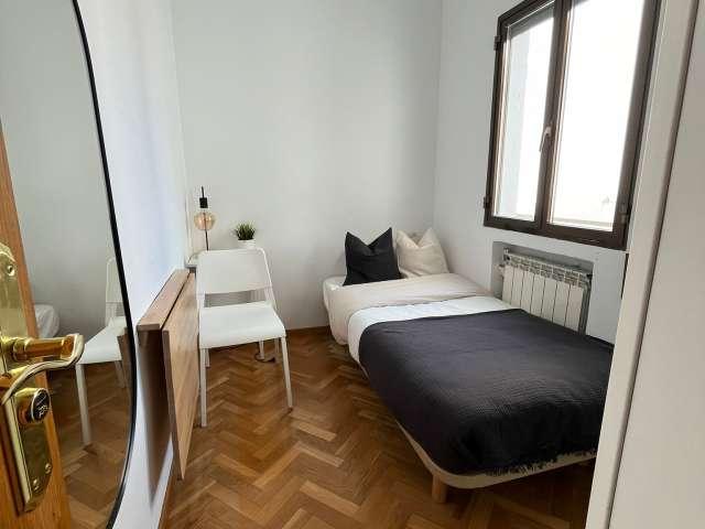 Se alquila habitación compartida en Jerónimos, Madrid