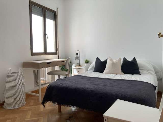 Se alquila habitación compartida en Jerónimos, Madrid