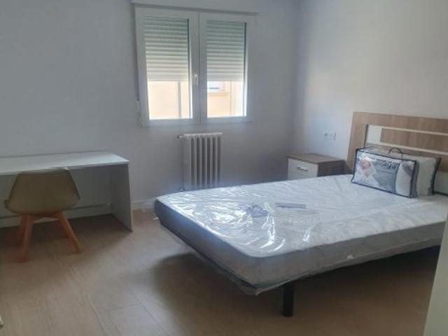 SE ALQUILA HABITACIÓN COMPLETAMENTE REFORMADA