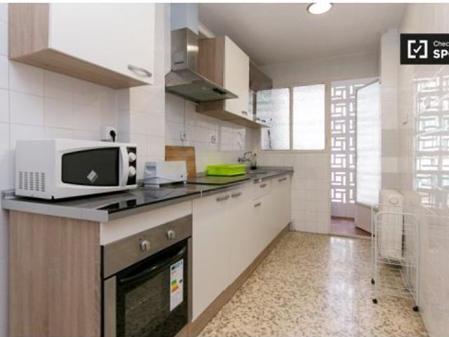 Se alquila habitación con armario empotrado en piso compartido, Ronda