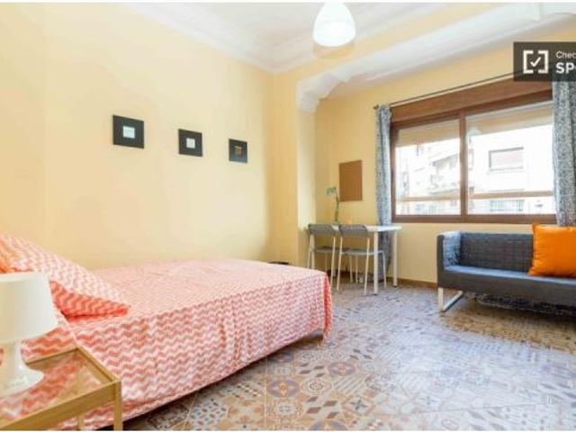 Se alquila habitación con armario independiente en piso de 5 habitaciones, Eixample